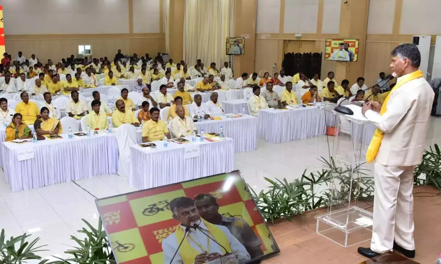 గుళ్లు గోపురాలు..విదేశాలు..టీడీపీ భేటీకి 15 మంది ఎమ్మెల్యేలు డుమ్మా