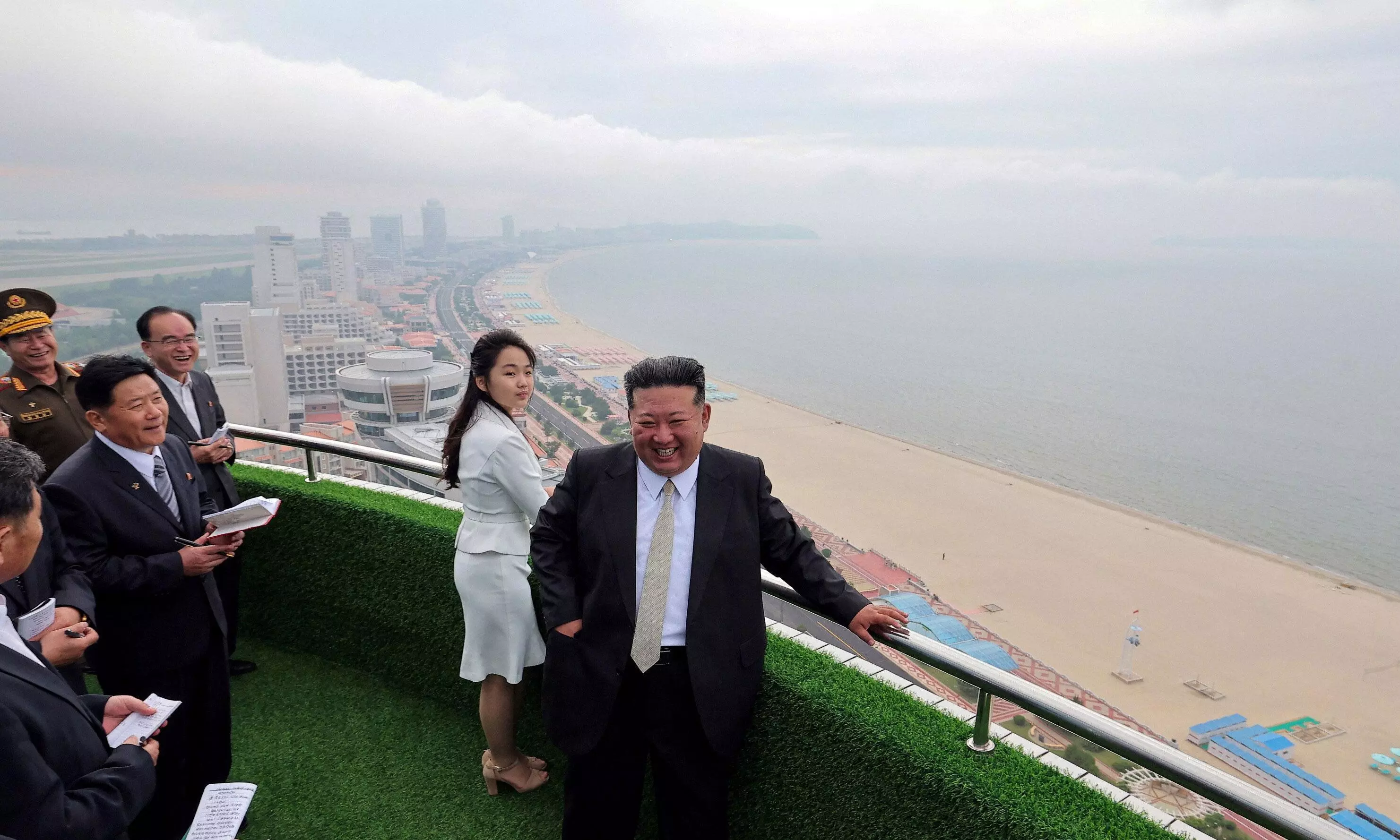 కిమ్ రాజ్యానికి కొత్త కళ... రిసార్ట్ బీచ్ లు, పబ్ లు, ఇంకా...!