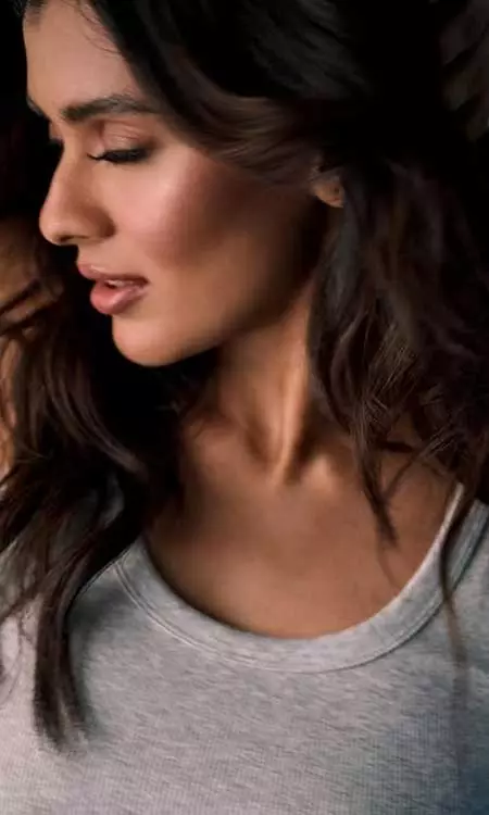 Grace in Simplicity: Hebah Patel�s Effortless Beauty