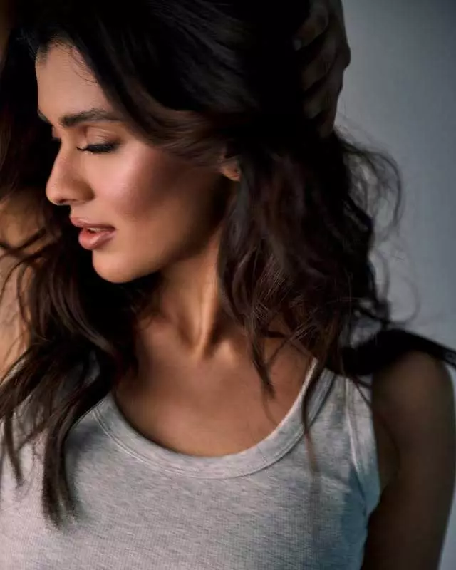 Grace in Simplicity: Hebah Patel�s Effortless Beauty