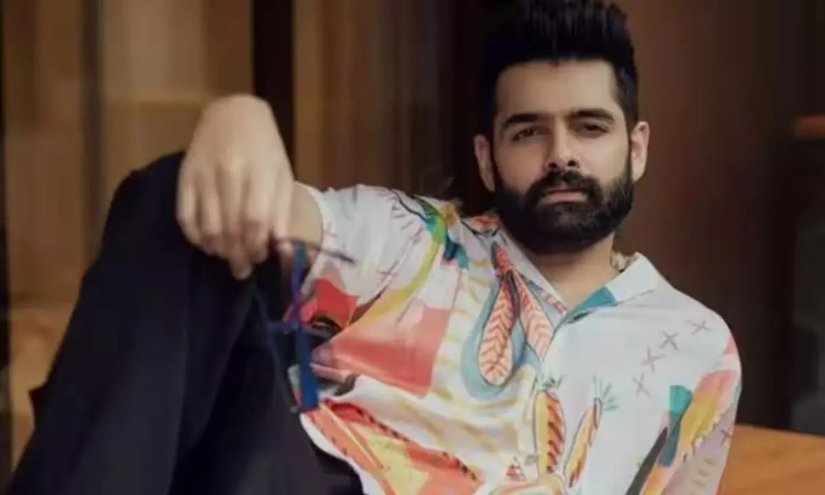 హీరో గది ముందు మద్యం బాబుల హాల్ చల్