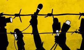 పెయిడ్ పాత్రికేయులతో తలనొప్పులు.. టీడీపీ, వైసీపీలకు ఒకే రకమైన టార్చర్