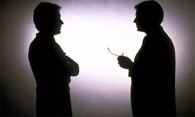 ఒక‌రు రెస్ట్ లో..మరోక‌రు పోరాటంలో!