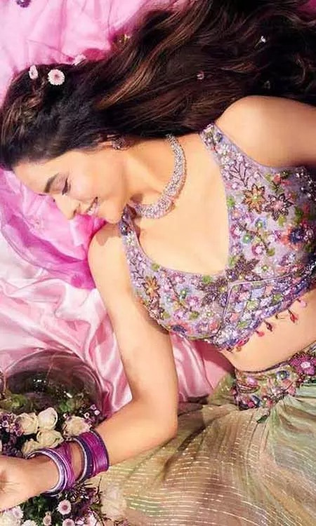 Floral Fantasy: Aamna Sharif’s Ethereal Traditional Look