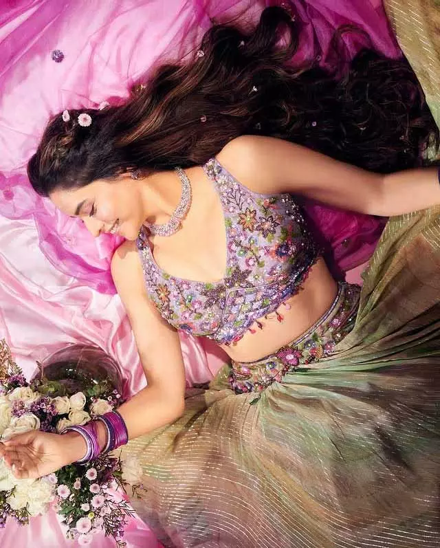 Floral Fantasy: Aamna Sharif’s Ethereal Traditional Look