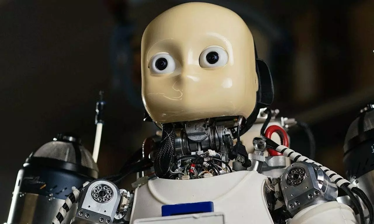 ఎగిరే రోబోపై ట్రోలింగ్... అసలు విషయం తెలియక అనవసర కామెంట్స్!