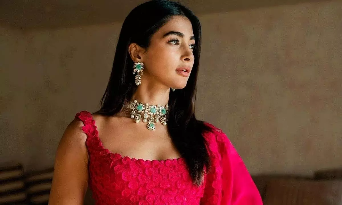 పూజా ఫ్యాన్స్ ని వాటితో సరిపెడుతుందా..?