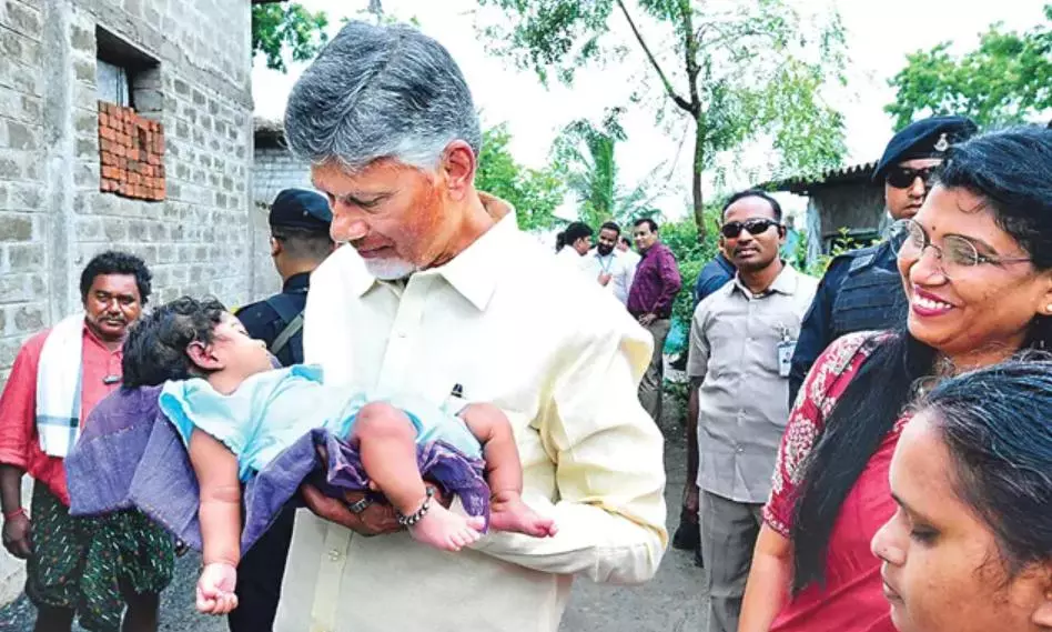చిన్నారికి నామకరణం చేసిన చంద్రబాబు... పేరేమిటో తెలుసా?