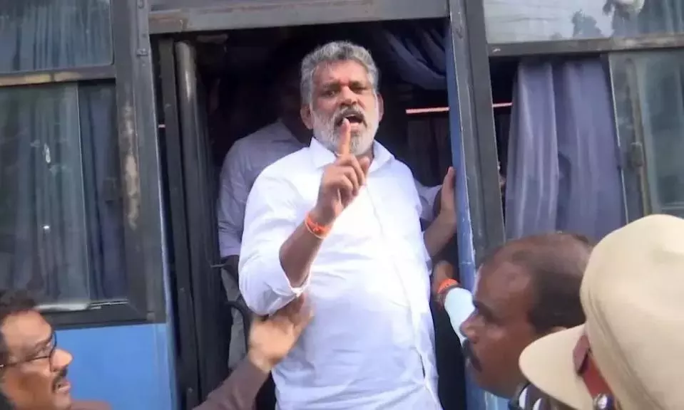 చెవిరెడ్డి మీద ప్రశ్నల వర్షం.. రోటీన్ కు భిన్నమైన రియాక్షన్