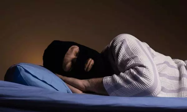 వీడు భలే దొంగ.. చోరీకి వచ్చిన ఇంట్లోనే వారం రోజులుగా మకాం