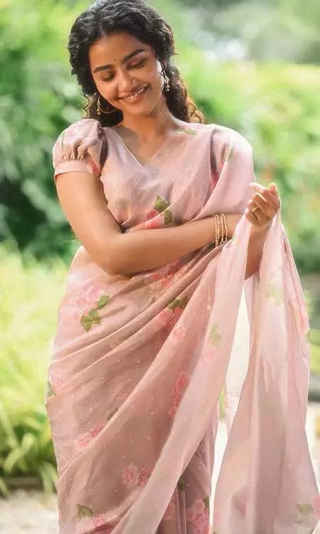 Anupama Parameswaran turns desi diva in floral drape