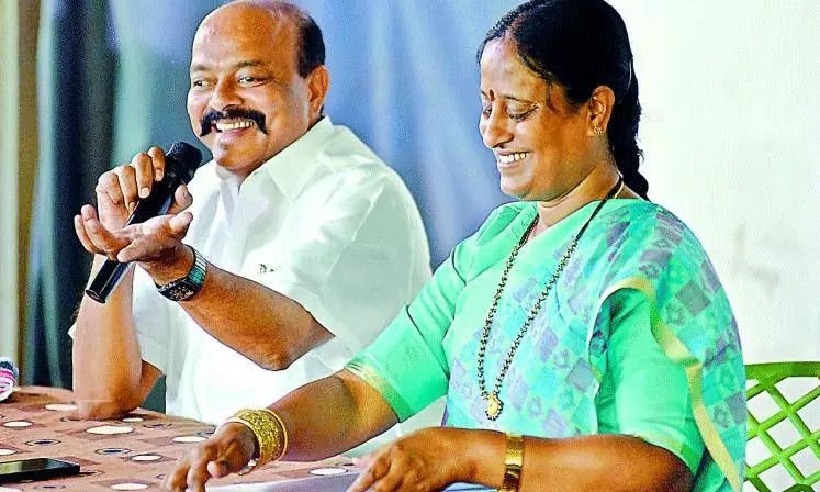 కొండా మురళి వ్యాఖ్యలు: మంత్రి కొండా సురేఖ పదవికి ఎసరు?