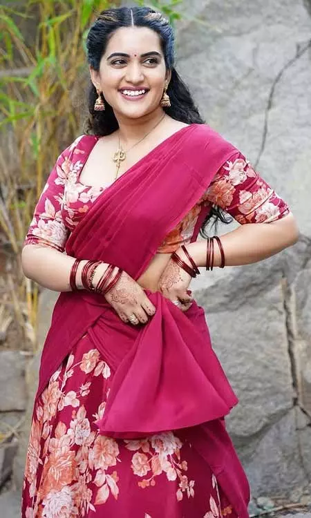 Sravanthi Chokarapu Charms in Traditional Floral Elegance