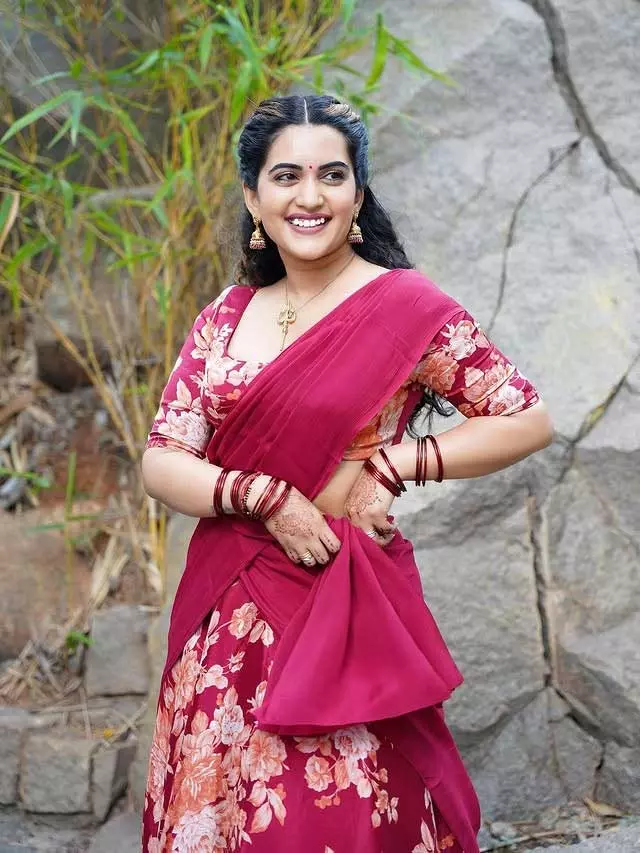 Sravanthi Chokarapu Charms in Traditional Floral Elegance