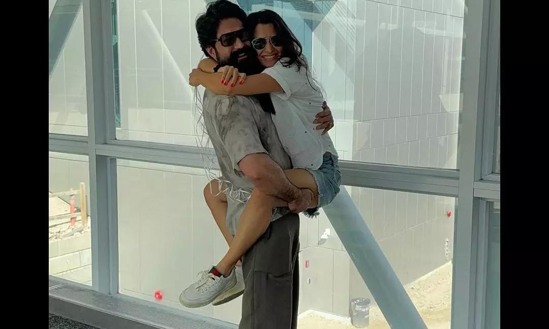 పిక్‌టాక్‌ : రాధికను ఎత్తుకున్న యశ్‌, ప్రేమకు చిహ్నం