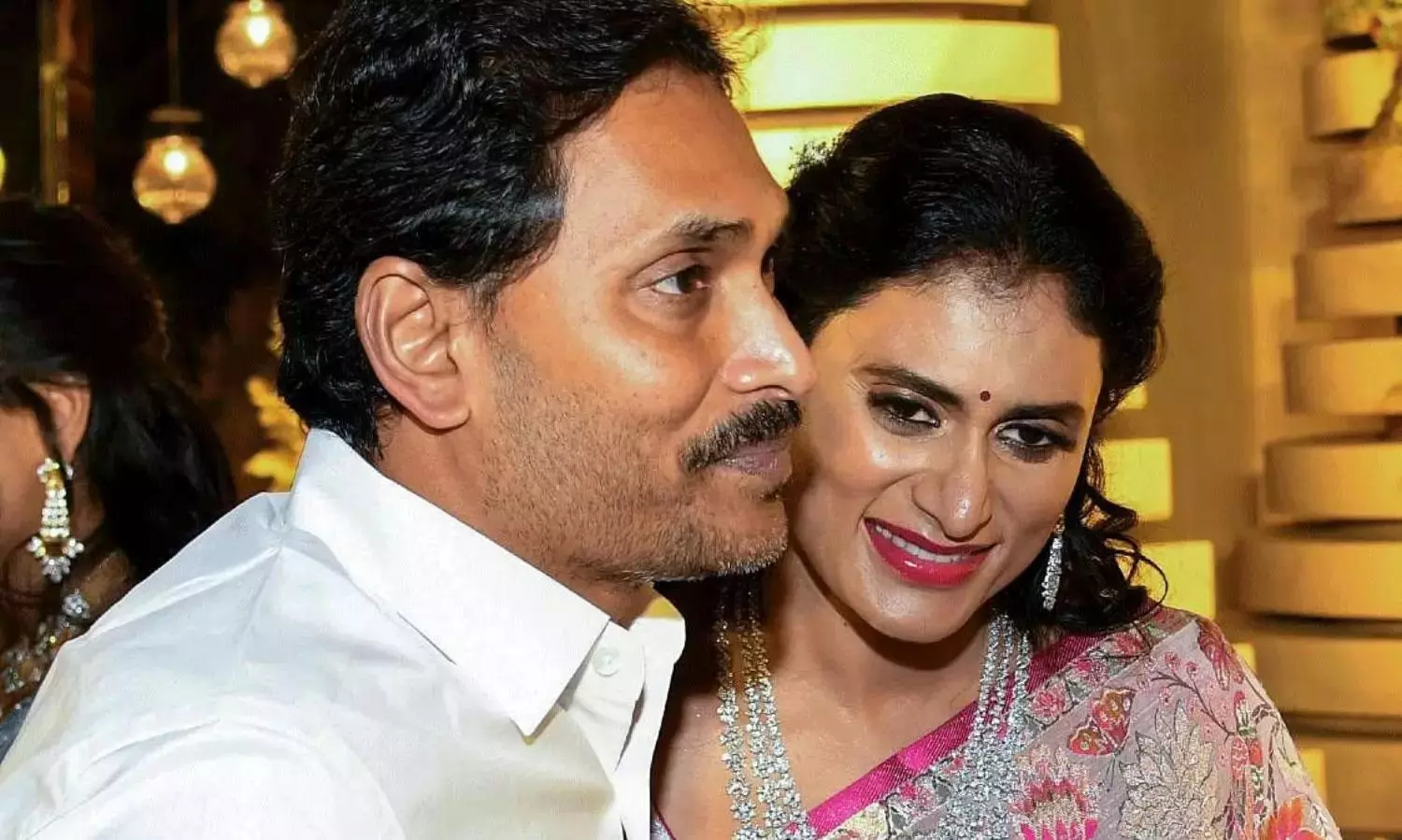 ఒకే వేదికపైకి జగన్, షర్మిల...  కారణం ఇదే!