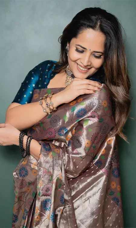 Anasuya Nails Traditional Glam in a Beautiful Saree