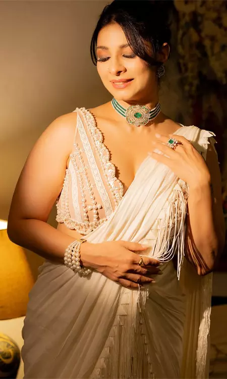 Tanishaa Mukerji embraces elegance with a nod to tradition