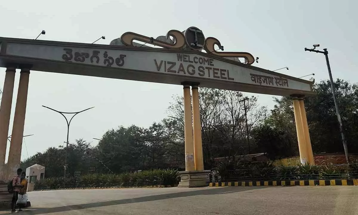 విశాఖ ఉక్కుకు లక్కు...అమరావతి రాజధానిని చెక్కుతారట!