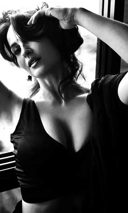 Elli AvrRam�s Glows Like a Light in The Black