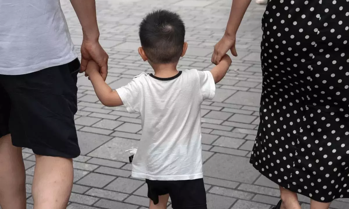 జనాభా సంక్షోభం : మూడో బిడ్డను కంటే రూ.12 లక్షలు