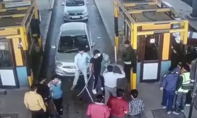 రోడ్డు సరిగా లేకపోవడంతో టోల్ చెల్లించడానికి నిరాకరించిన యువకుడు..  9 గంటలు టోల్ గేట్‌ను దిగ్బంధించాడు!