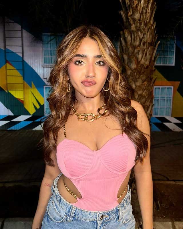 Son of Sardaar 2 Actress Roshni Walia Impresses with Trendy Fashion Choices Son of Sardaar 2 Actress Roshni Walia Impresses with Trendy Fashion Choices