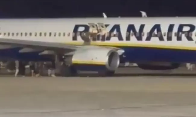 టేకాఫ్ కు ముందు ఫైర్ అలెర్ట్.. విమానం నుంచి కిందకు దూకిన ప్రయాణికులు.. ఏంటీ ఉపద్రవాలు