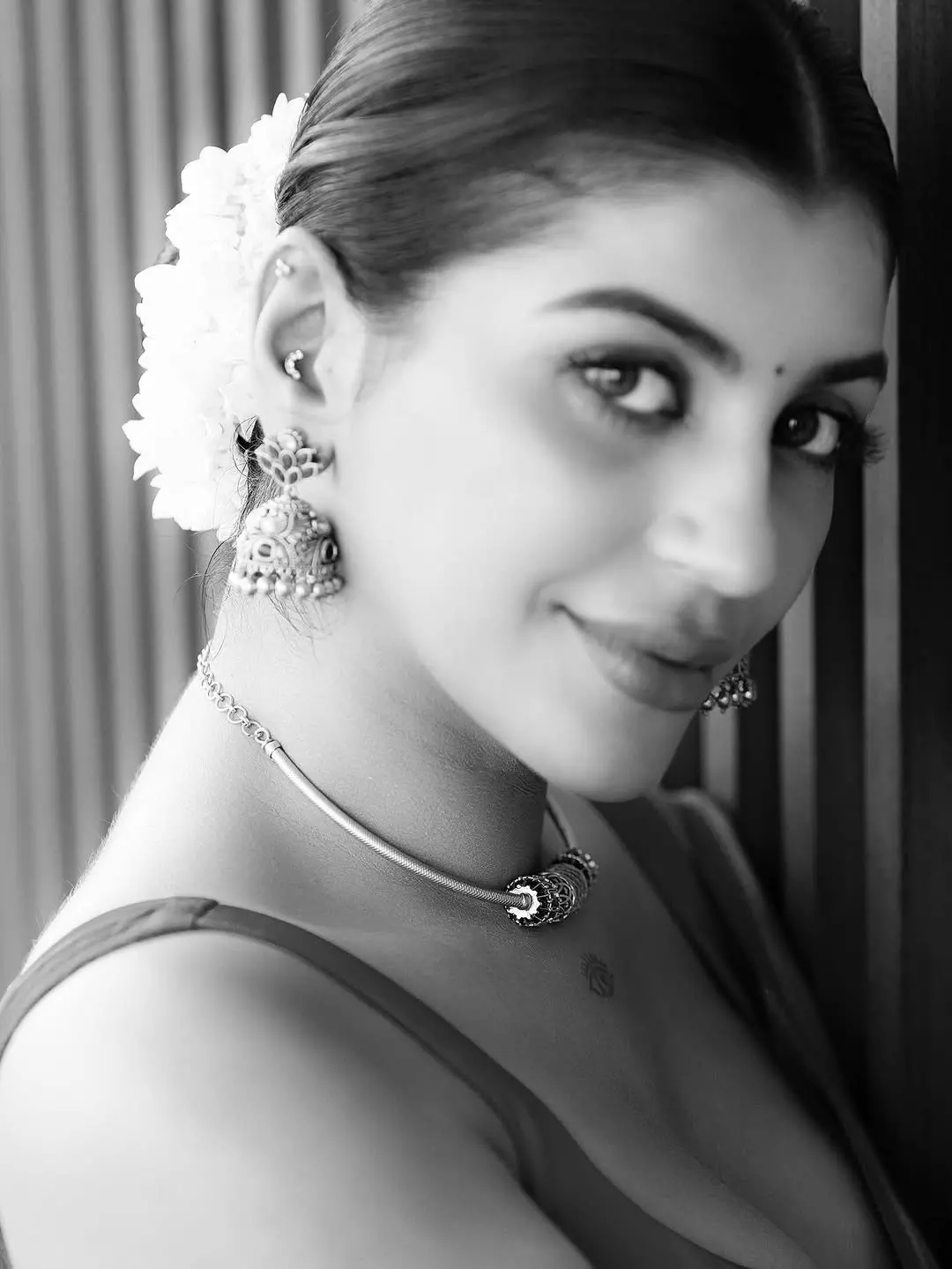 Yashika Aannands Chic Cafe Vibes