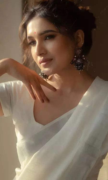 Vani Bhojan Glows in Soft White Saree in Natural Light