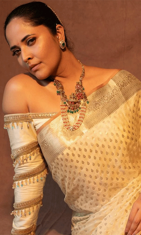 Anasuya’s Classic Look in Traditional Saree Wins Hearts