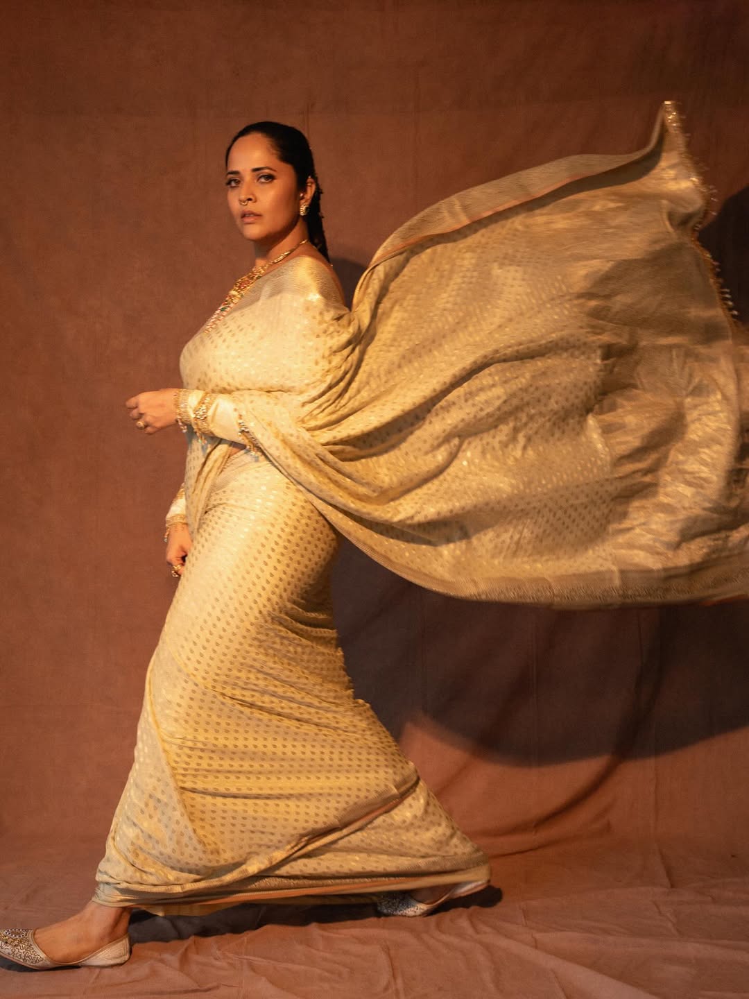 Anasuya’s Classic Look in Traditional Saree Wins Hearts Anasuya’s Classic Look in Traditional Saree Wins Hearts