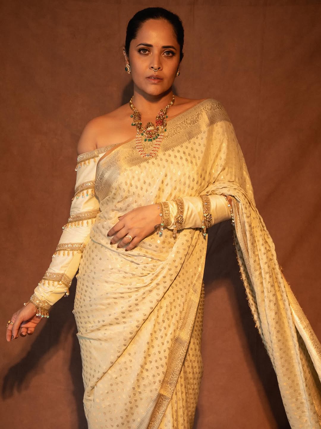 Anasuya’s Classic Look in Traditional Saree Wins Hearts