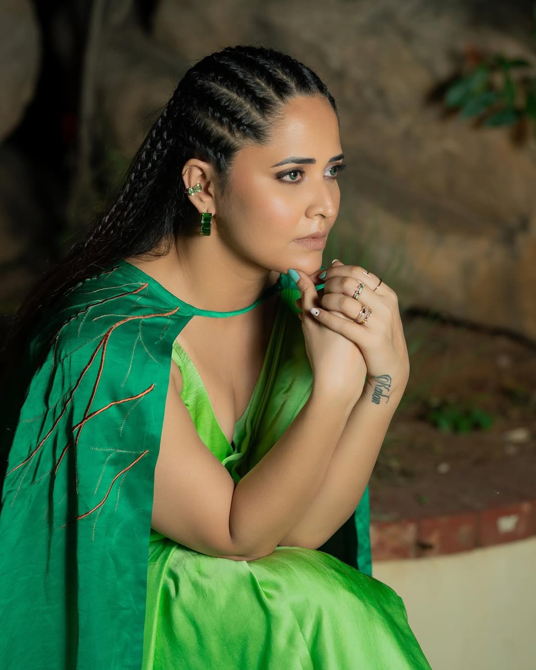 Anasuya’s Classic Look in Traditional Saree Wins Hearts