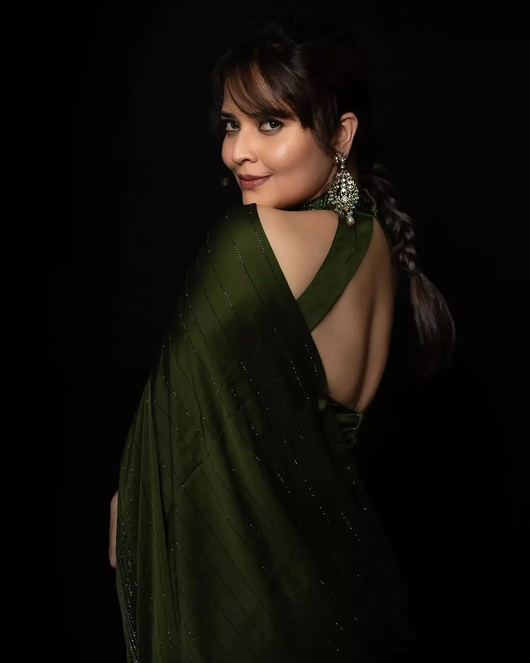 Anasuya’s Classic Look in Traditional Saree Wins Hearts