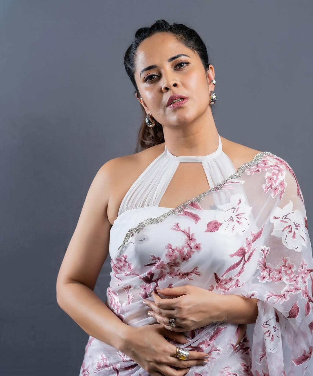 Anasuya’s Classic Look in Traditional Saree Wins Hearts Anasuya’s Classic Look in Traditional Saree Wins Hearts