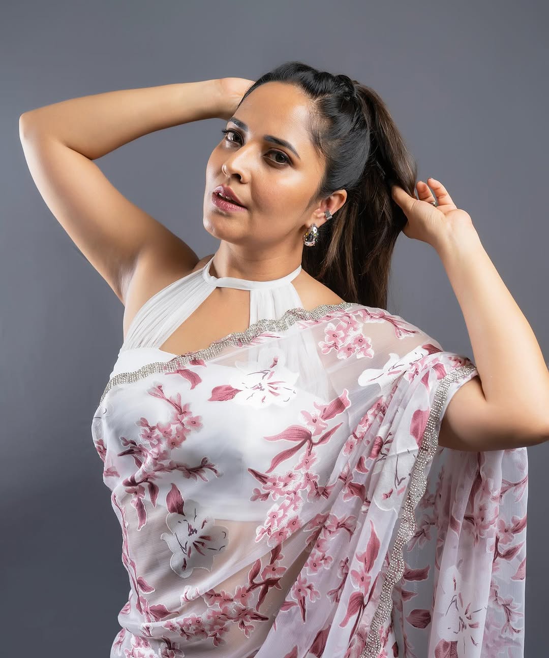 Anasuya’s Classic Look in Traditional Saree Wins Hearts