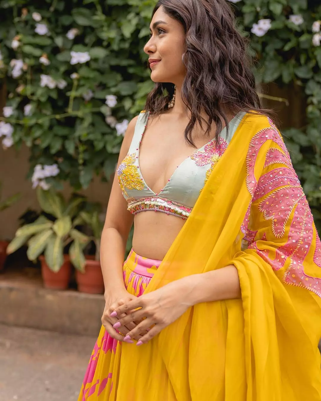 Mrunal Thakur’s Classy Black Dress Look Goes Viral Mrunal Thakur’s Classy Black Dress Look Goes Viral