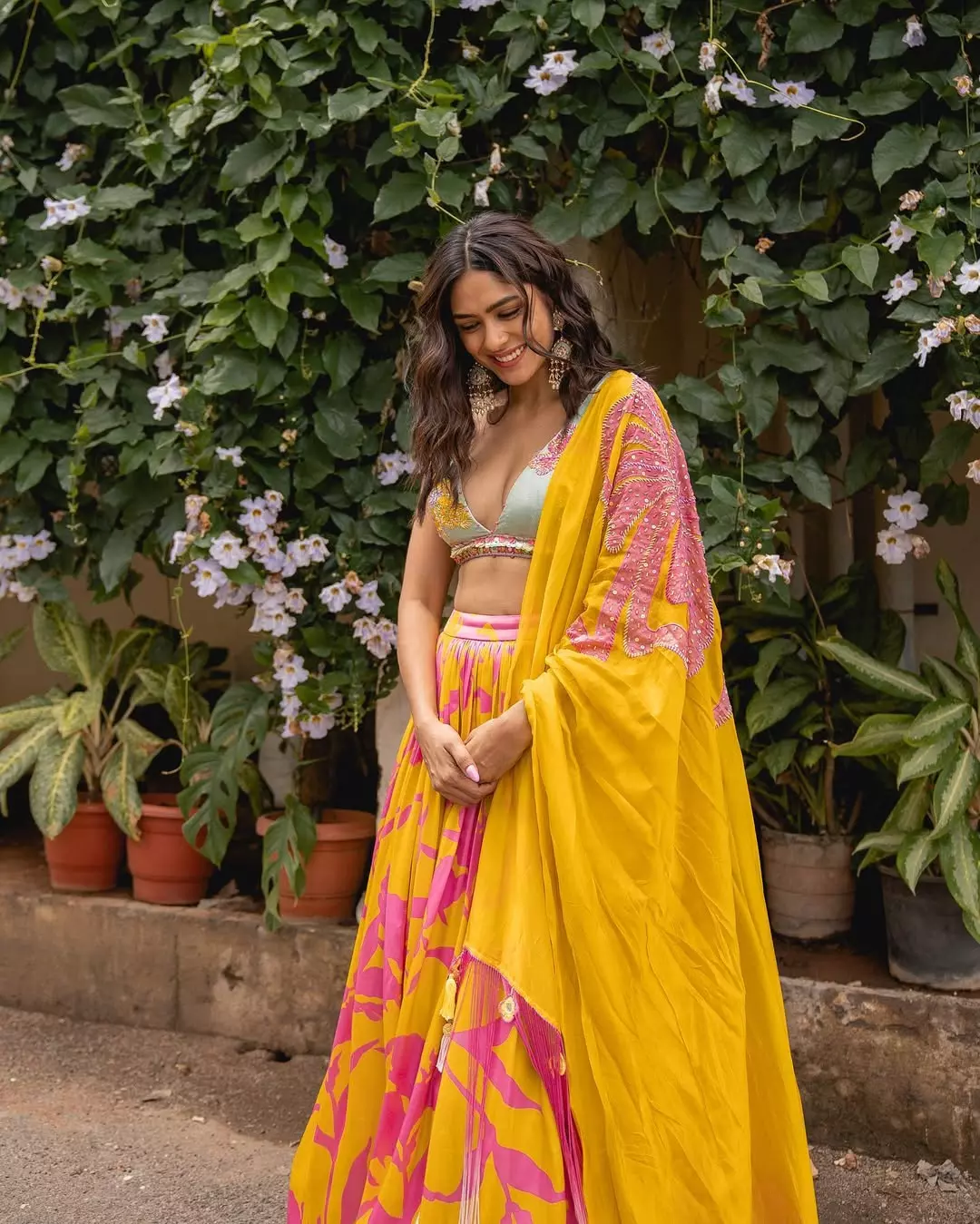 Mrunal Thakur’s Classy Black Dress Look Goes Viral Mrunal Thakur’s Classy Black Dress Look Goes Viral