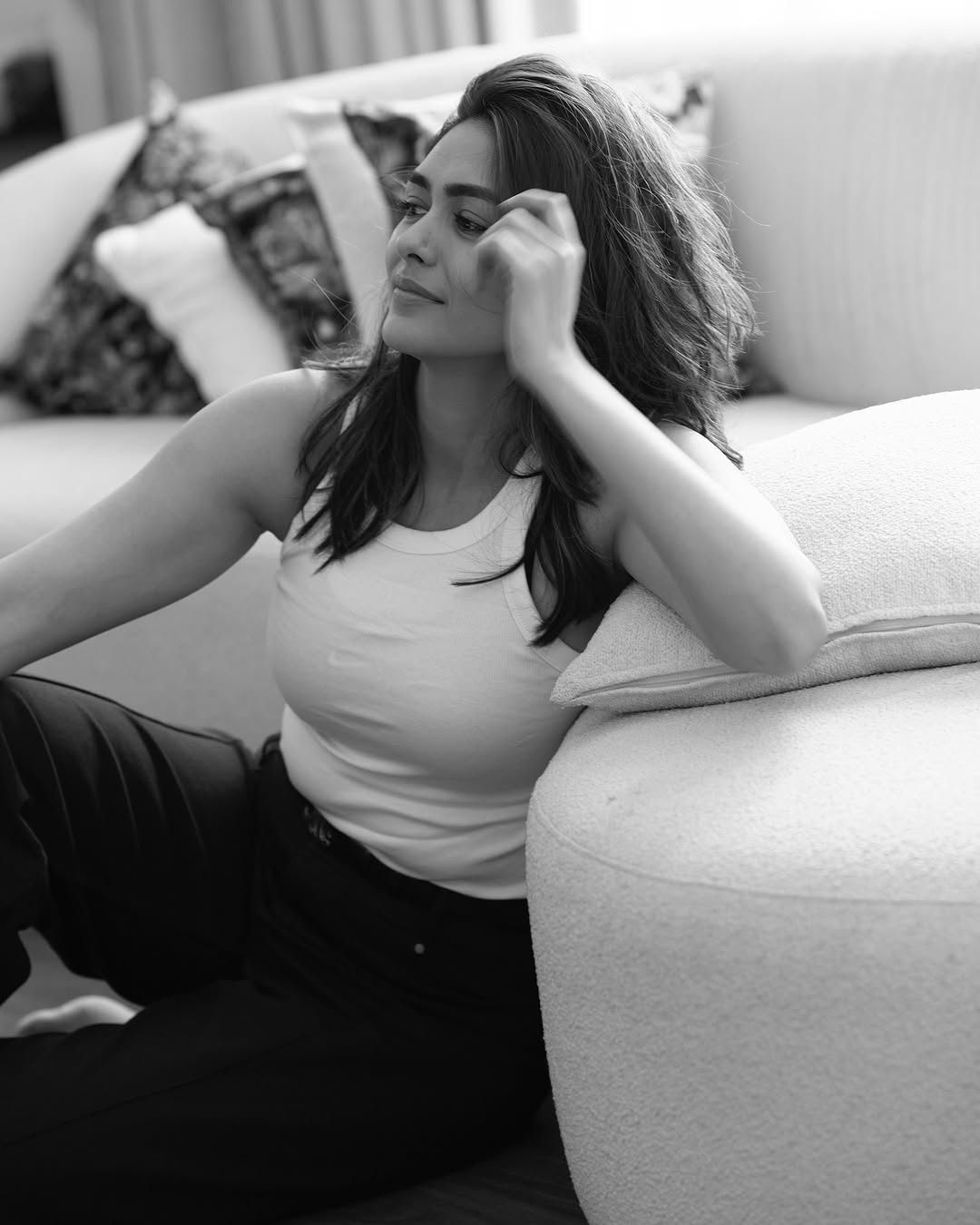 Mrunal Thakur’s Classy Black Dress Look Goes Viral Mrunal Thakur’s Classy Black Dress Look Goes Viral