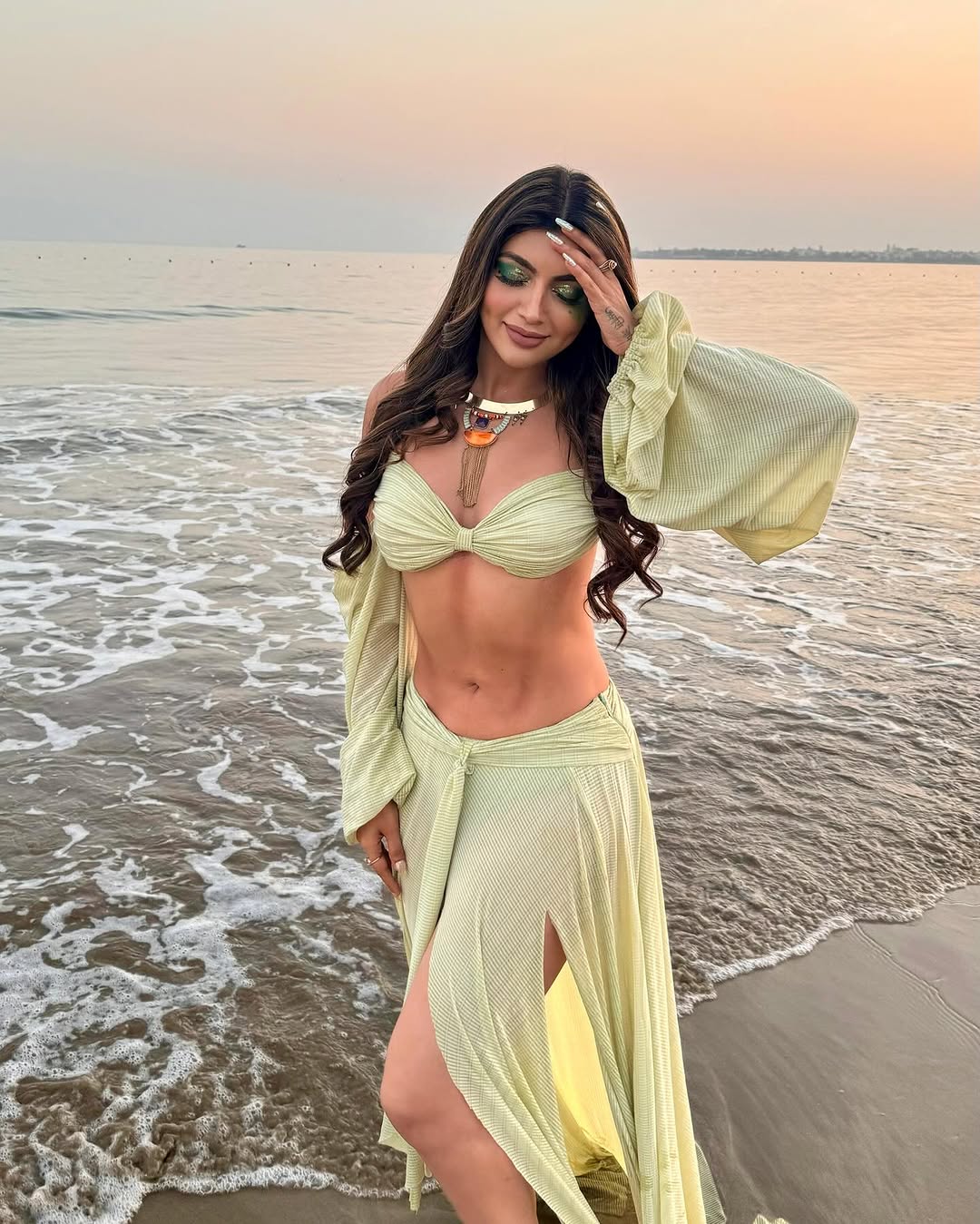 Akanksha Puri Shares Soft and Stylish Look in Pink Akanksha Puri Shares Soft and Stylish Look in Pink