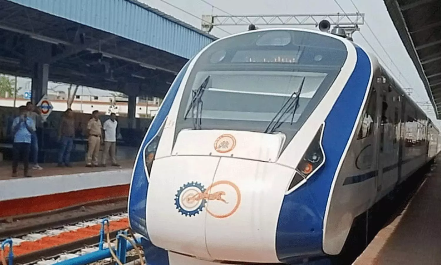 కుక్కను ఢీకొంటే వందేభారత్ ట్రైన్ దెబ్బ తినటమా?