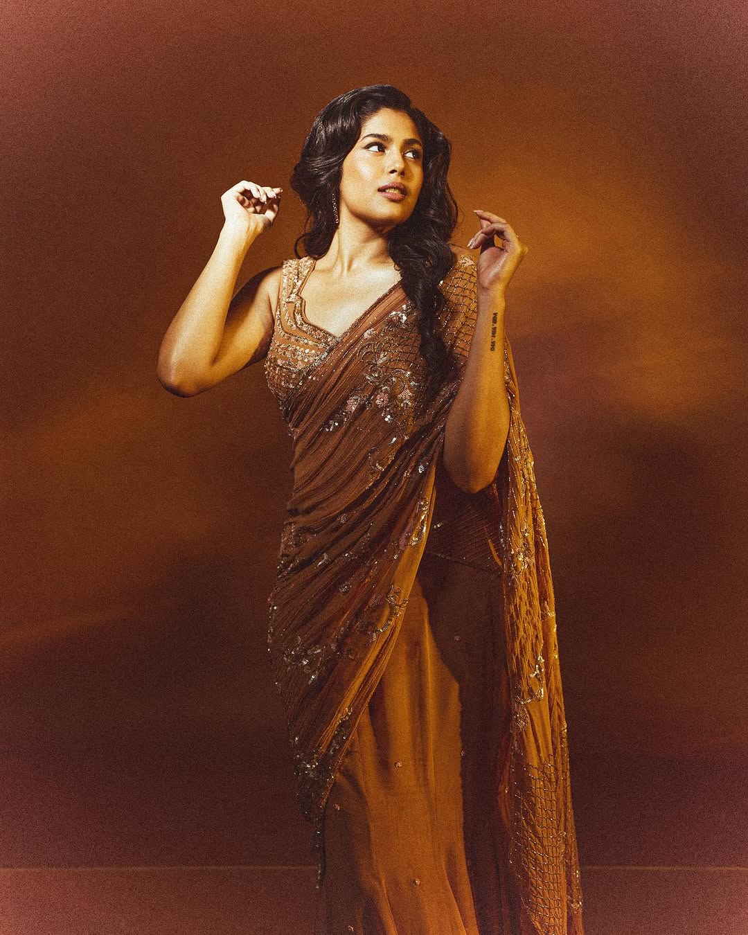 Faria Abdullah Radiates Royal Vibes in Glittering Traditional Wear Faria Abdullah Radiates Royal Vibes in Glittering Traditional Wear