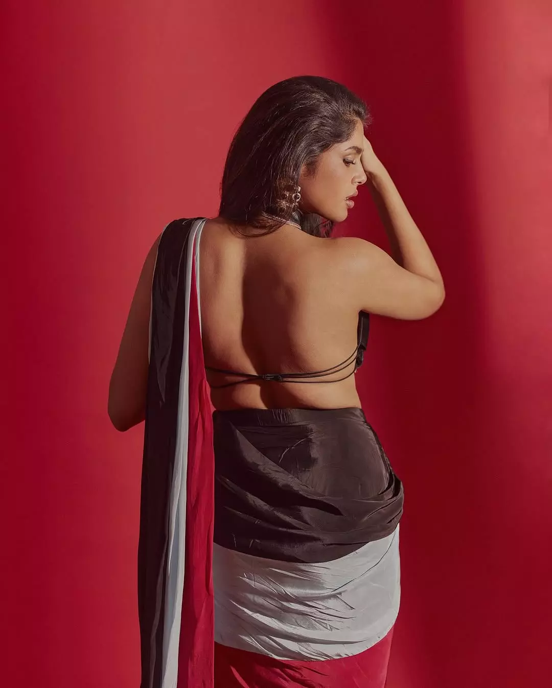 Faria Abdullah Radiates Royal Vibes in Glittering Traditional Wear Faria Abdullah Radiates Royal Vibes in Glittering Traditional Wear