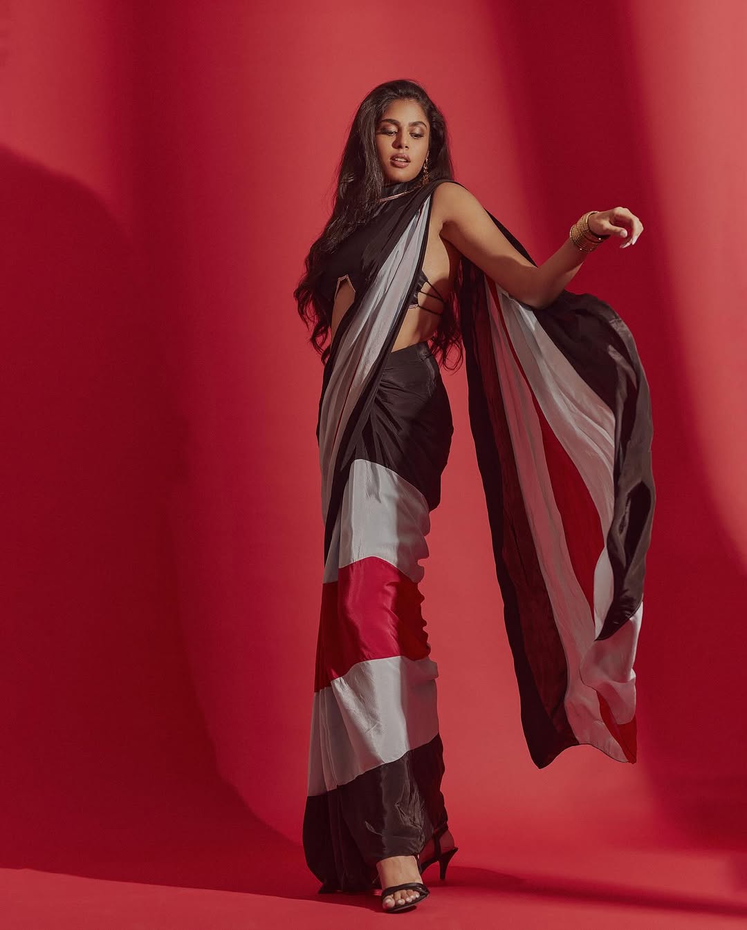 Faria Abdullah Radiates Royal Vibes in Glittering Traditional Wear Faria Abdullah Radiates Royal Vibes in Glittering Traditional Wear