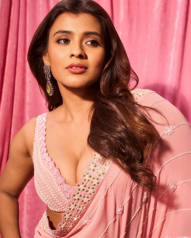 Hebah Patel Says Hello to Herself in Stunning Self-Love Post Hebah Patel Says Hello to Herself in Stunning Self-Love Post