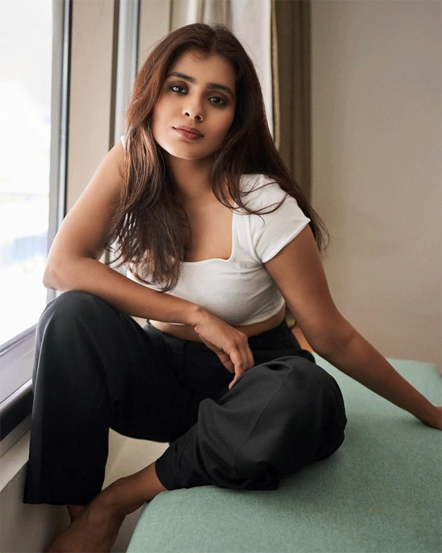 Hebah Patel Says Hello to Herself in Stunning Self-Love Post Hebah Patel Says Hello to Herself in Stunning Self-Love Post