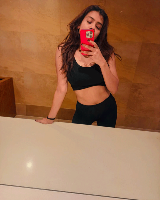 Hebah Patel Says Hello to Herself in Stunning Self-Love Post Hebah Patel Says Hello to Herself in Stunning Self-Love Post