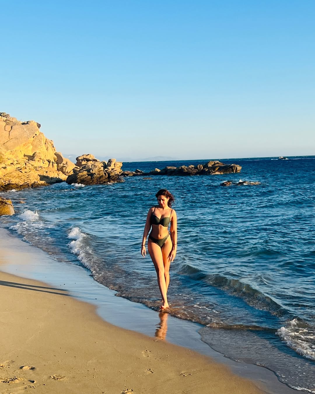 Pashmina Roshan’s Summer Mood is All About Chill Island Energy Pashmina Roshan’s Summer Mood is All About Chill Island Energy