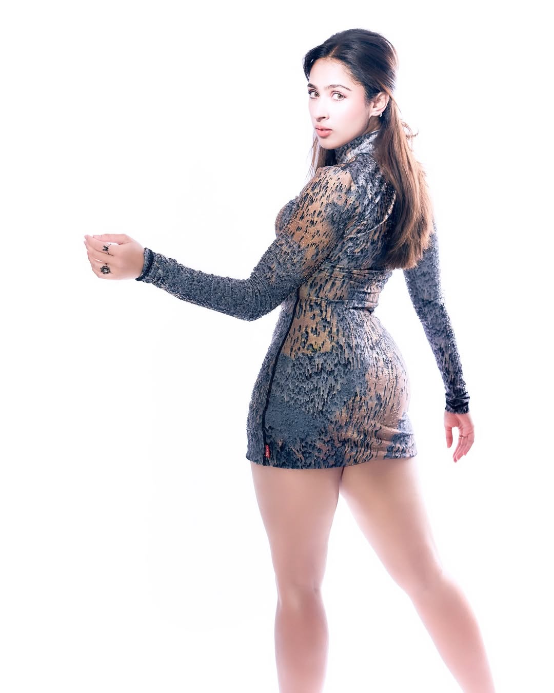 Pashmina Roshan’s Summer Mood is All About Chill Island Energy Pashmina Roshan’s Summer Mood is All About Chill Island Energy